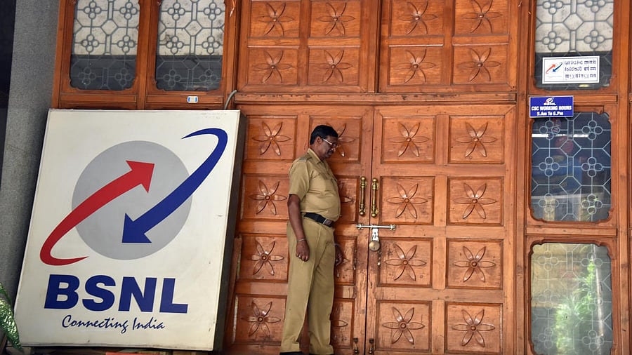 <div class="paragraphs"><p>A BSNL logo is seen. </p></div>