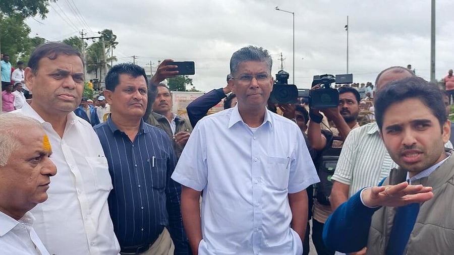 <div class="paragraphs"><p>Public Works Department and District Incharge Minister Satish Jarkiholi</p></div>