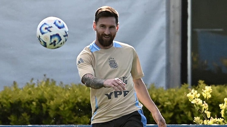 <div class="paragraphs"><p>Lionel Messi.</p></div>