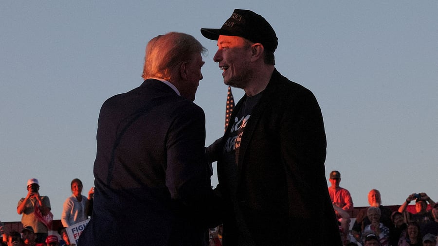 <div class="paragraphs"><p>Elon Musk stands with Donald Trump.</p></div>