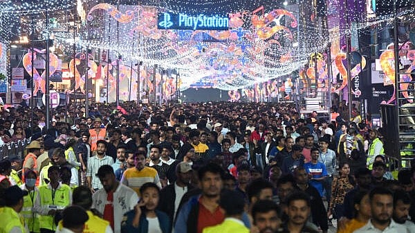 <div class="paragraphs"><p>Huge crowed gathered for celebrate 2025 New Year's Day on Brigade road junction in Bengaluru on Tuesday</p></div>