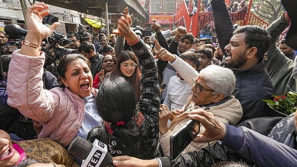 <div class="paragraphs"><p>BJP and AAP workers sloganeer against each other at Connaught Place's Hanuman Mandir on Dec 31</p></div>