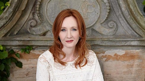 <div class="paragraphs"><p>JK Rowling</p></div>