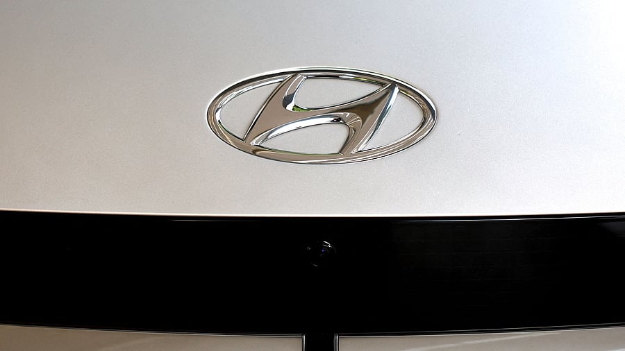 <div class="paragraphs"><p>A Hyundai log</p></div>