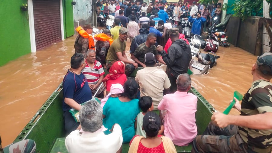 <div class="paragraphs"><p> Indian Army personnel evacuate people from a flooded area in the aftermath of Cyclone Fengal, in Puducherry</p></div>