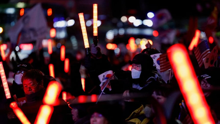 <div class="paragraphs"><p>Demonstrators opposing the court's approval of an arrest warrant for impeached South Korean President Yoon Suk Yeol protest outside his official residence in Seoul.</p></div>