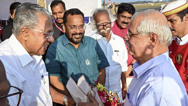 <div class="paragraphs"><p>Pinarayi Vijayan welcomes new Kerala Governor</p></div>