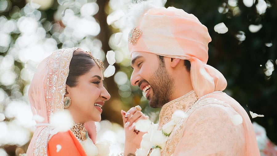 <div class="paragraphs"><p>Singer Armaan Malik ties knot with girlfriend Aashna Shroff.</p></div>