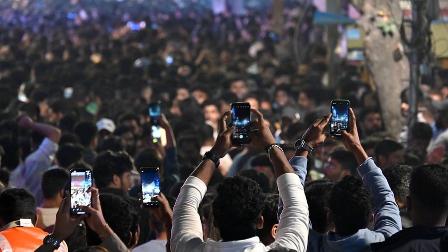 <div class="paragraphs"><p>People flocked to popular haunts in the M G Road area, Koramangala and Indiranagar on December 31, 2024. </p></div>