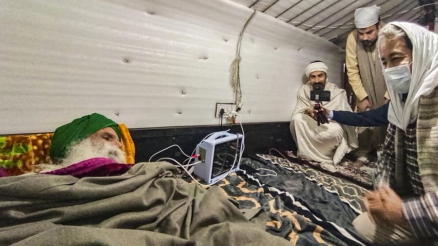 <div class="paragraphs"><p>Jagjit Singh Dallewal (left) </p></div>