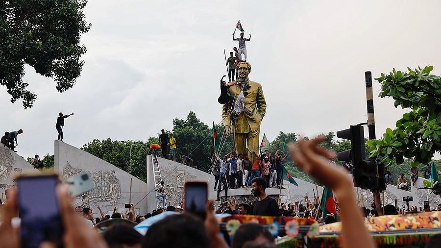 <div class="paragraphs"><p>People vandalise the statue of Sheikh Mujibur Rahman at Bijoy Sarani area, the 'Father of the Nation', as they celebrate the resignation of the Prime Minister Sheikh Hasina in Dhaka, Bangladesh, August 5, 2024.</p></div>