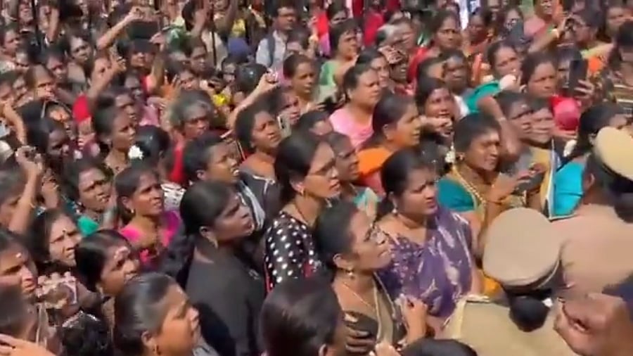 <div class="paragraphs"><p>Screengrab from a video showing female members of the Tamil Nadu BJP protesting.</p></div>