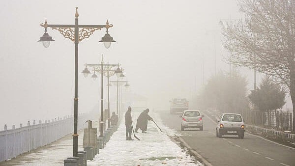 <div class="paragraphs"><p>Dense fog engulfs parts of Kashmir</p></div>