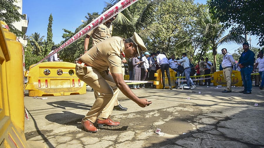 <div class="paragraphs"><p>A policeman investigates at the spot after two bike-borne miscreants opened fire at a person, in Navi Mumbai, Friday, January 3, 2025.</p></div>