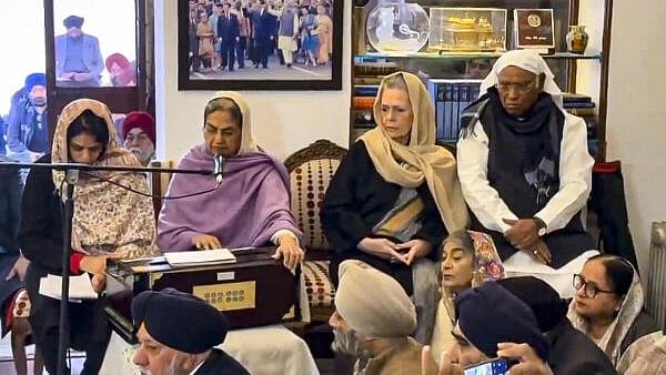 <div class="paragraphs"><p> Congress President Mallikarjun Kharge and senior party leader Sonia Gandhi with former prime minister Manmohan Singh's wife Gursharan Kaur during an 'Akhand Path' organised in memory of Singh, in New Delhi.</p></div>