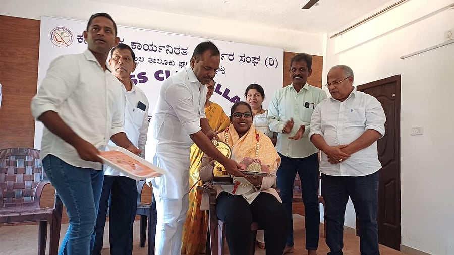 <div class="paragraphs"><p>Sindhoora Raja, who recently won Pradhan Mantri Rashtriya Bal Puraskar, was felicitated by Speaker U T Khader at Ullal Press Club, Thokkottu on the outskirts of Mangaluru on Friday.</p></div>