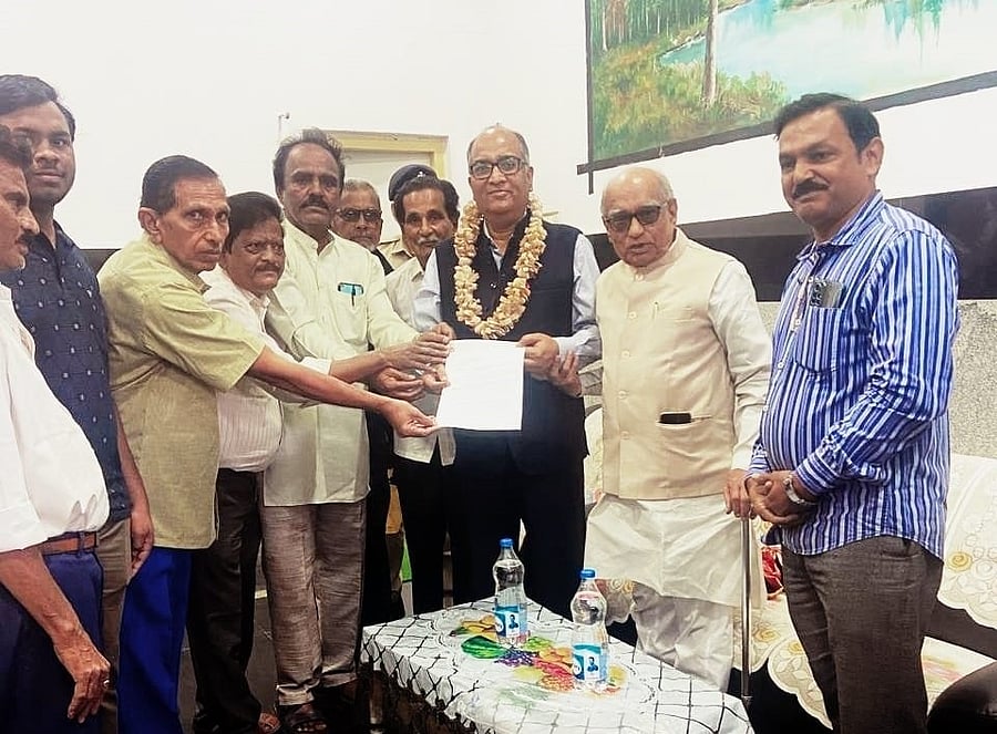 <div class="paragraphs"><p>A delegation of the Vijayanagara Railway Development Action Committee, led by South Western Railway Users’ Consultative Committee member Babulal Jain submit a memorandum to South Western Railway General Manager Arvind Srivastava at the Hosapete railway station on Thursday. </p></div>