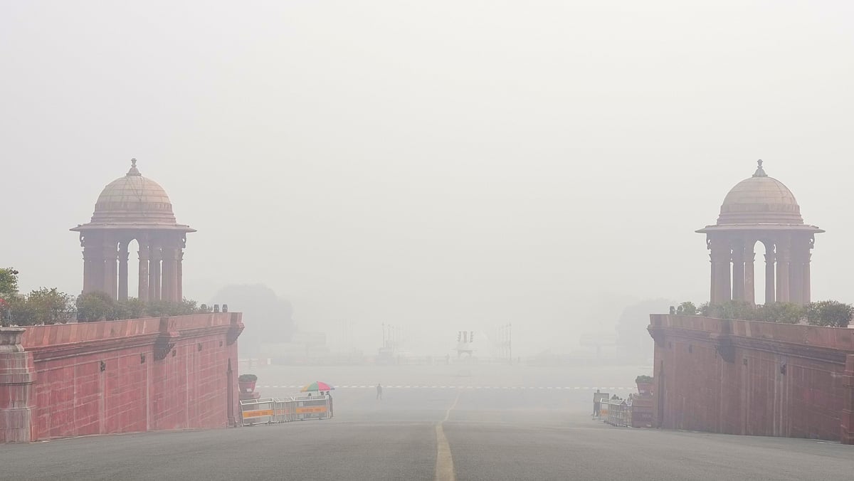 Delhi Wakes Up to Dense Fog and Moderate Air Quality Across Most Areas