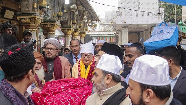 <div class="paragraphs"><p>Kiren Rijiju offers chadar at Nizamuddin Dargah on behalf of PM.</p></div>