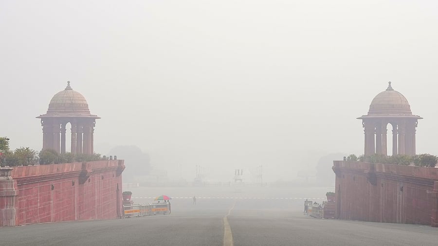 <div class="paragraphs"><p>Vijay Chowk engulfed in a layer of fog, in New Delhi, Saturday, Jan. 4, 2025.</p></div>