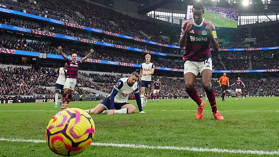 <div class="paragraphs"><p>Newcastle United's Alexander Isak scores their second goal.</p></div>