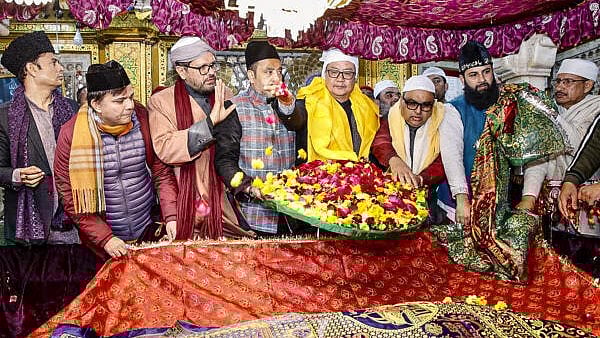 <div class="paragraphs"><p>Union Minister for Minority Affairs Kiren Rijiju offers a ceremonial 'chadar' on behalf of Prime Minister Narendra Modi at the Hazrat Nizamuddin Dargah.</p></div>