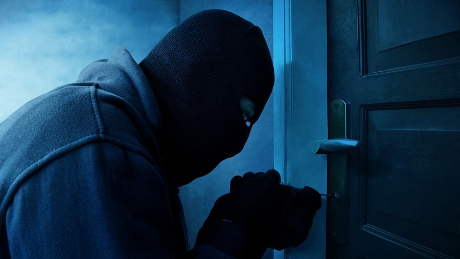 <div class="paragraphs"><p> An unidentified person allegedly stole valuable items, including idols and plates made of silver.</p></div>