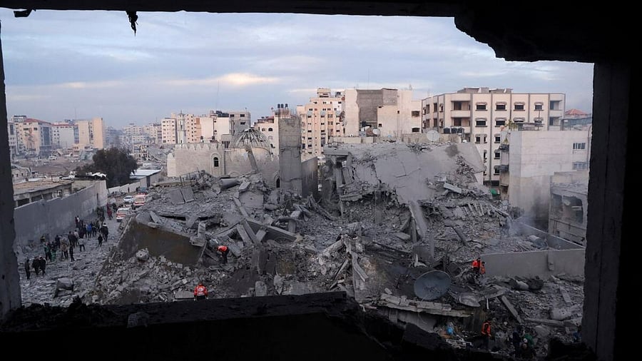 <div class="paragraphs"><p>Palestinians gather at the site of an Israeli strike on houses, amid Israel-Hamas conflict, in Gaza City January 4, 2025</p></div>