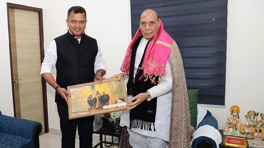 <div class="paragraphs"><p>Dakshina Kannada MP Capt Brijesh Chowta hands over an artwork depicting Kambala to Defence Minister Rajnath Singh.</p></div>