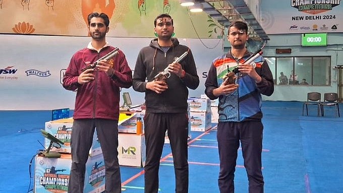 <div class="paragraphs"><p>Varun Tomar (centre) is the new men’s 10m air pistol national champ. Teammate Pradhyumn Singh (left) won silver while Rajasthan’s Aakash Bhardwaj (right) took bronze. </p></div>