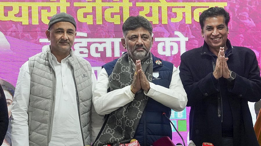 <div class="paragraphs"><p>Delhi Congress President Devender Yadav, Karnataka Deputy Chief Minister D.K. Shivakumar and Delhi AICC in-charge Qazi Nizamuddin during a press conference at the party office, in New Delhi</p></div>