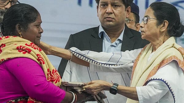 <div class="paragraphs"><p>West Bengal Chief Minister Mamata Banerjee consoles a fisherman's wife whose husband had jumped in the water before arrest in Bangladesh</p></div>