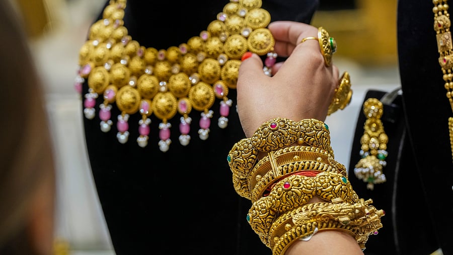 <div class="paragraphs"><p>Gold ornaments.</p></div>