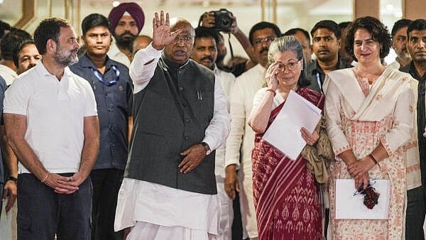 <div class="paragraphs"><p>Congress President Mallikarjun Kharge with party leaders Sonia Gandhi, Rahul Gandhi, Priyanka Gandhi Vadra and others during the extended Congress Working Committee meeting, in New Delhi.</p></div>