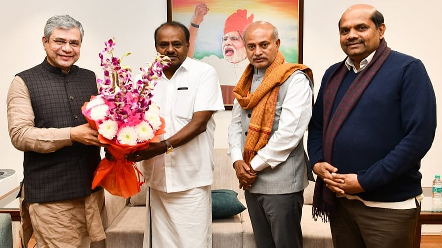 <div class="paragraphs"><p>Steel Minister H D Kumaraswamy met Railway Minister Ashwini Vaishnaw on Tuesday at Delhi. Former Ministers Sa Ra Mahesh and Bandeppa Kashempur present.</p></div>