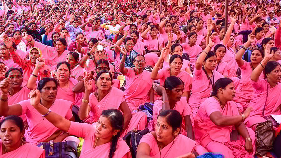 <div class="paragraphs"><p>Accredited Social Health Activists (ASHA workers) stage a protest demanding an honorarium of Rs 15,000 per month, at Freedom Park in Bengaluru on Wednesday.</p></div>
