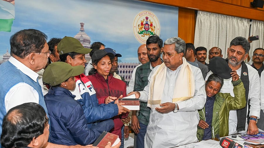 <div class="paragraphs"><p>Chief Minister Siddaramaiah welcomes Six members of Naxalites to mainstream in Chief Minister office Krisha in Bengaluru.</p></div>