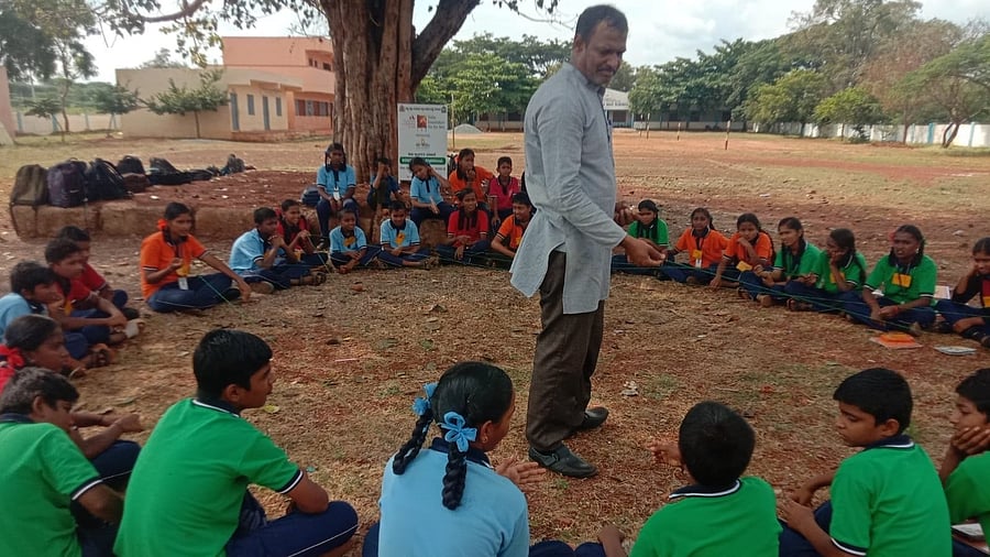 <div class="paragraphs"><p>Children engaged in various activities in the Aralikatte open library in Kiresur village, Hubballi taluk.&nbsp;</p></div>