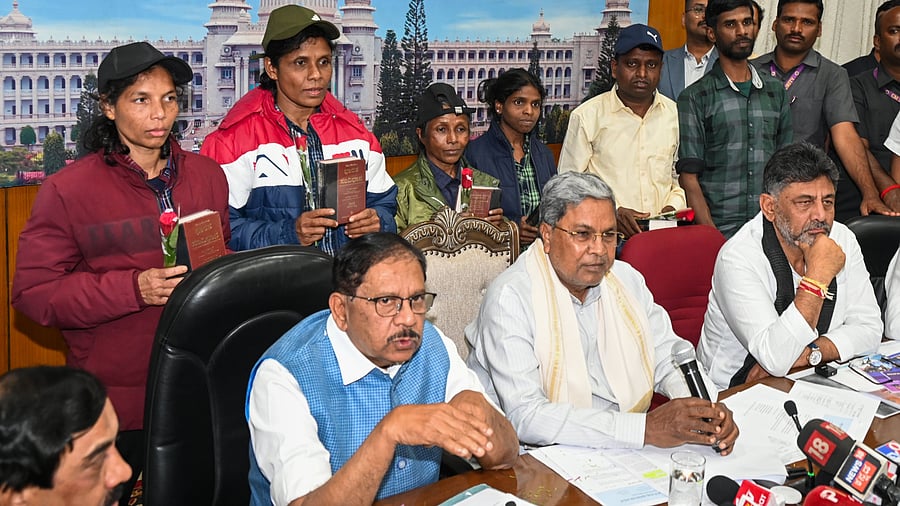 <div class="paragraphs"><p>CM Siddaramaiah with the six surrendered Maoists in Bengaluru on Wednesday. Home Minister G Parameshwara, DyCM and D K Shivakumar are also seen.</p></div>