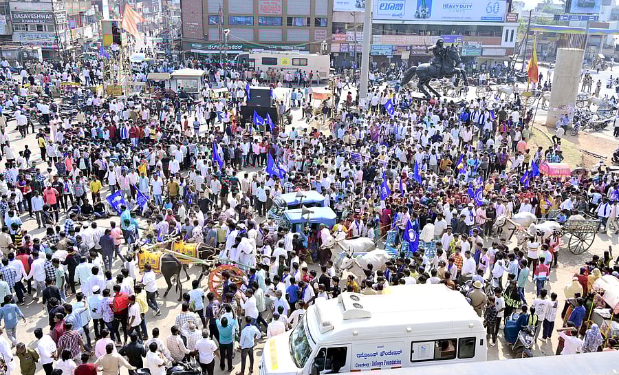<div class="paragraphs"><p>Protesters gather at Chennamma Circle in Hubballi during Hubballi-Dharwad bandh&nbsp;on Thursday. </p></div>