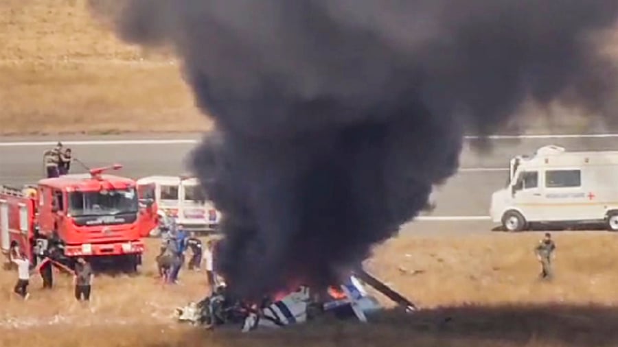 <div class="paragraphs"><p> Porbandar: Rescue work underway after a helicopter of the Indian Coast Guard (ICG) crashed during landing at Porbandar airport, Gujarat, Sunday, Jan. 5, 2025. Three crew members were killed in the incident, according to police. </p></div>