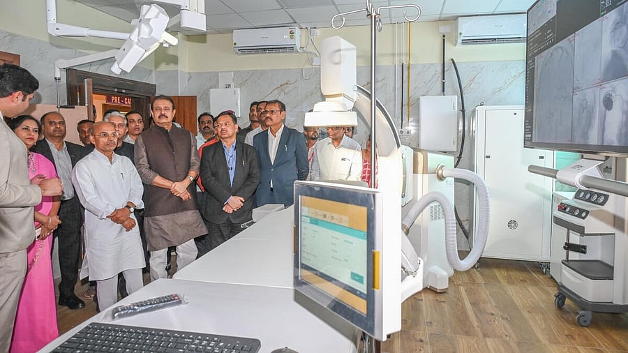 <div class="paragraphs"><p>Sharan Prakash Patil inaugurated battery vehicles, Cath lab and Dr Kalam Auditorium in Victoria Hospital in Bengaluru.</p></div>