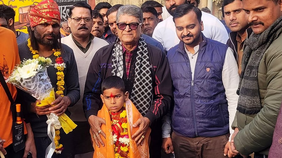 <div class="paragraphs"><p>Mohabbat was felicitated on his arrival at Ayodhya.</p></div>