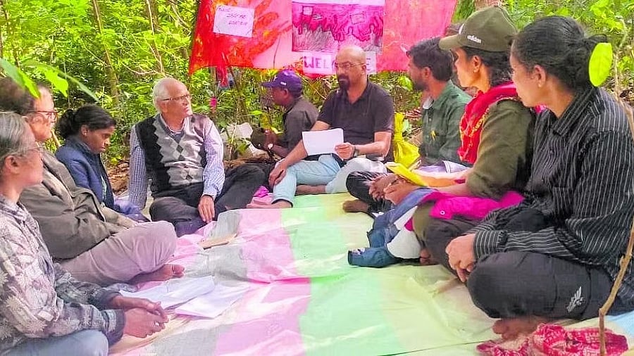<div class="paragraphs"><p>The six Maoists holding talks with Noor Sridhar,&nbsp;the member of CIP</p></div>