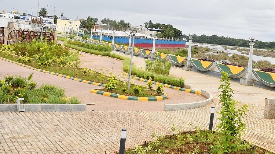 <div class="paragraphs"><p>The Tunga riverfront project, implemented under the Smart City Mission in Shivamogga is deserted due to management issues; (R) The puzzle parking system in Hubballi constructed under the SCM has no takers. </p></div>