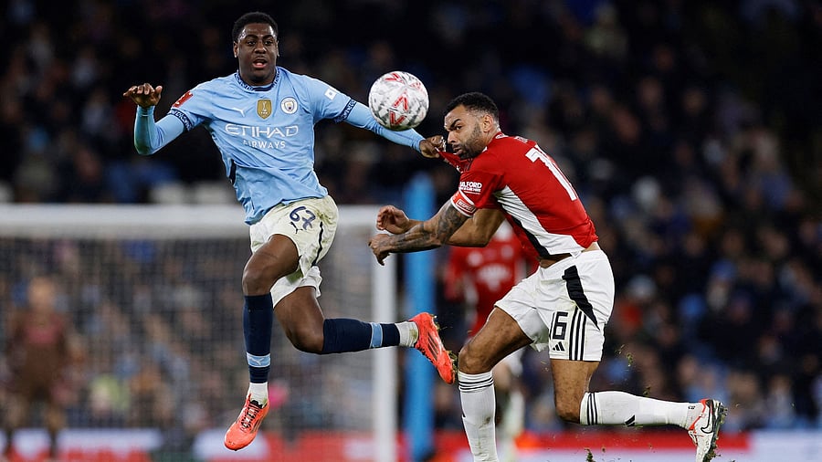 <div class="paragraphs"><p>2025 Manchester City's Divin Mubama in action with Salford City's Curtis Tilt </p></div>