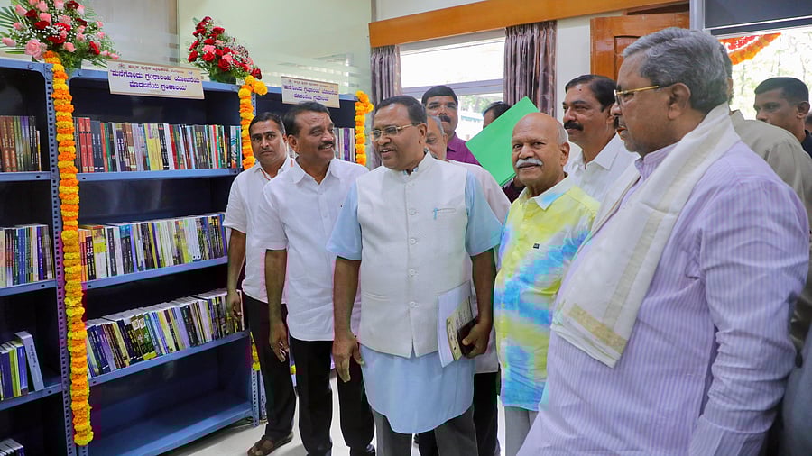 <div class="paragraphs"><p>Karnataka CM&nbsp;Siddaramaiah, along with other delegates inaugurating the&nbsp;'Library for Every Home' project at his home office.</p></div>