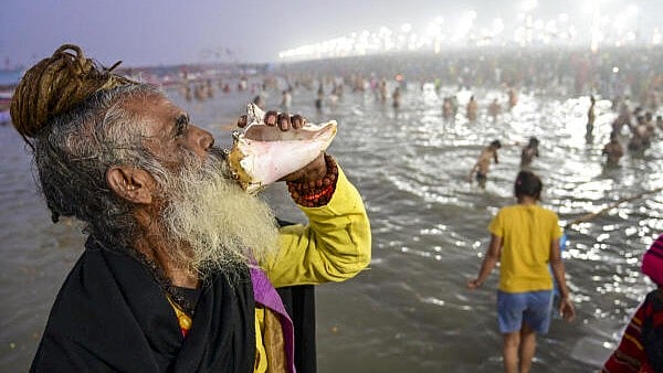 <div class="paragraphs"><p>A devotee blows a conch shell after taking a holy dip at the Sangam on the first day of Maha Kumbh Mela 2025</p></div>
