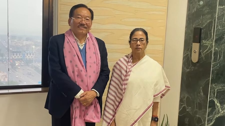 <div class="paragraphs"><p>Screengarb from a video showing West Bengal CM Mamata Banerjee during her meet with former Sikkim CM&nbsp;Pawan Chamling in Kolkata.</p></div>