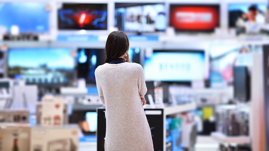 <div class="paragraphs"><p>Representative image of a person in an electronics store.</p></div>